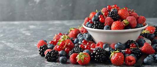 Antioxidantien als Schutzschild gegen freie Radikale – bunte, antioxidative Lebensmittel wie Beeren und Gemüse