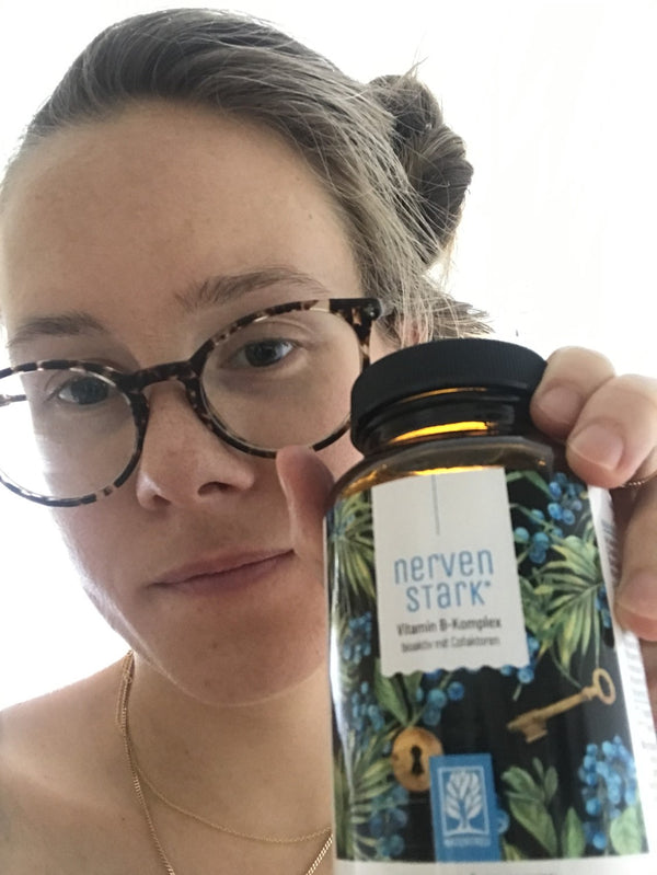 Zufriedene Kundin zeigt NATURTREU Nervenstark Vitamin B Komplex.