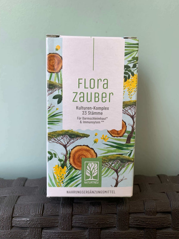 Zufriedene Kundin / zufriedener Kunde zeigt NATURTREU Florazauber Kapseln.