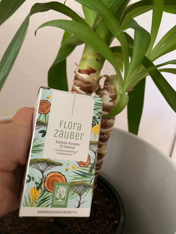 Zufriedene Kundin / zufriedener Kunde zeigt NATURTREU Florazauber Kapseln.