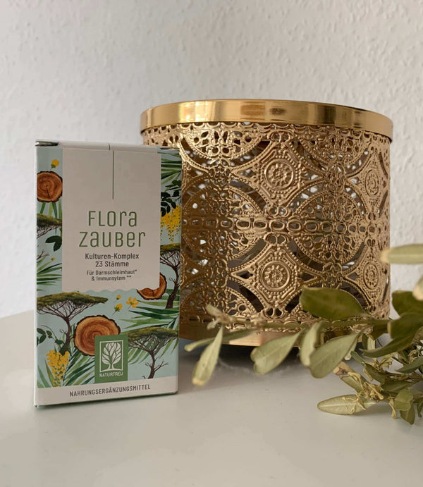 Zufriedene Kundin / zufriedener Kunde zeigt NATURTREU Florazauber Kapseln.