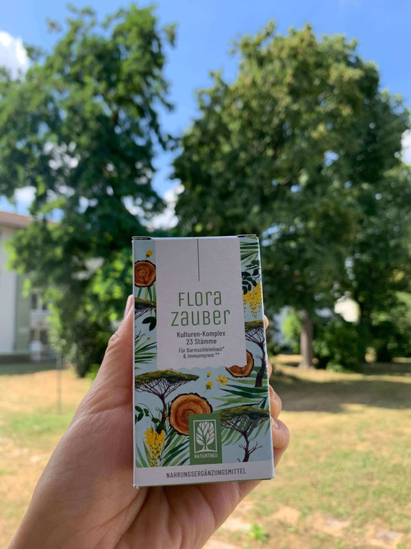Zufriedene Kundin / zufriedener Kunde zeigt NATURTREU Florazauber Kapseln.