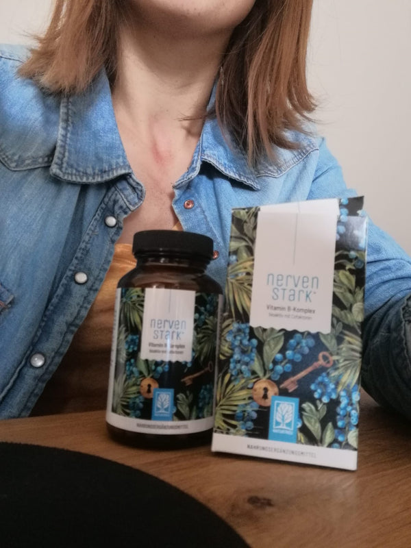 Zufriedene Kundin zeigt NATURTREU Nervenstark Vitamin B Komplex.