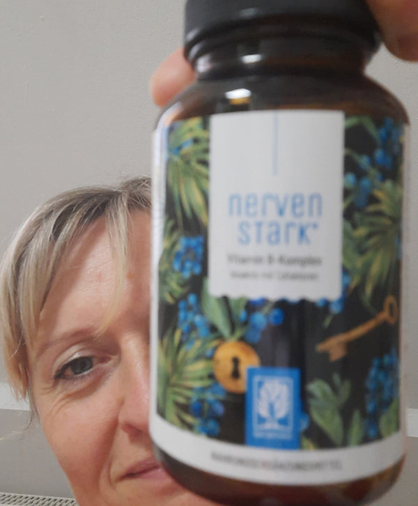 Zufriedene Kundin zeigt NATURTREU Nervenstark Vitamin B Komplex.
