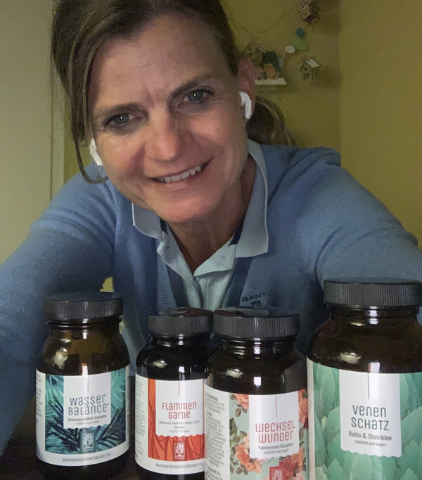 Zufriedene Kundin zeigt NATURTREU Brennnessel Kapseln. 