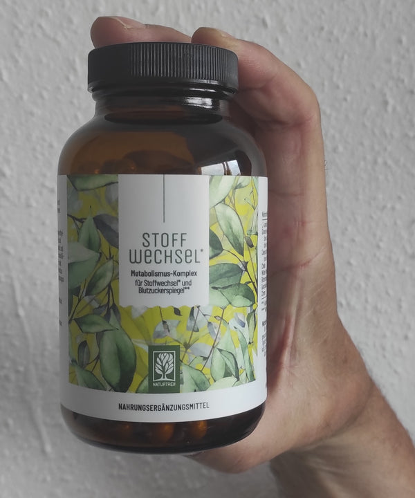 Zufriedene Kundin / zufriedener Kunde zeigt NATURTREU Stoffwechsel Kapseln.