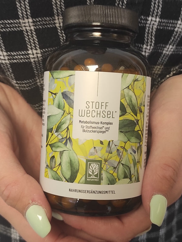 Zufriedene Kundin / zufriedener Kunde zeigt NATURTREU Stoffwechsel Kapseln.