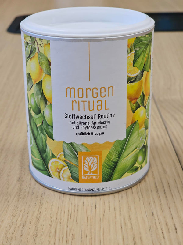 Zufriedene Kundin / zufriedener Kunde zeigt NATURTREU Blütenrein Leber-Komplex.