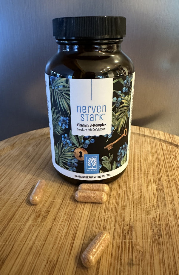 Zufriedene Kundin / zufriedener Kunde zeigt NATURTREU Nervenstark Vitamin B Komplex.