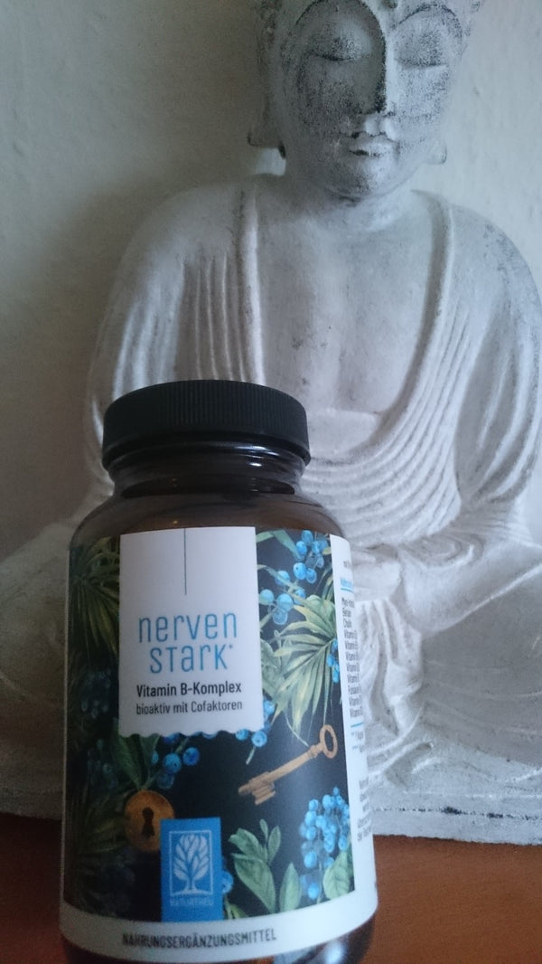 Zufriedene Kundin / zufriedener Kunde zeigt NATURTREU Nervenstark Vitamin B Komplex.