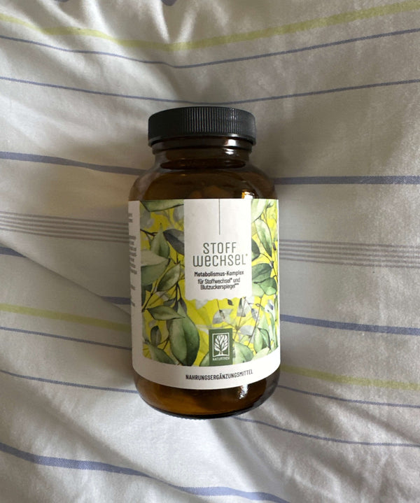 Zufriedene Kundin / zufriedener Kunde zeigt NATURTREU Stoffwechsel Kapseln.