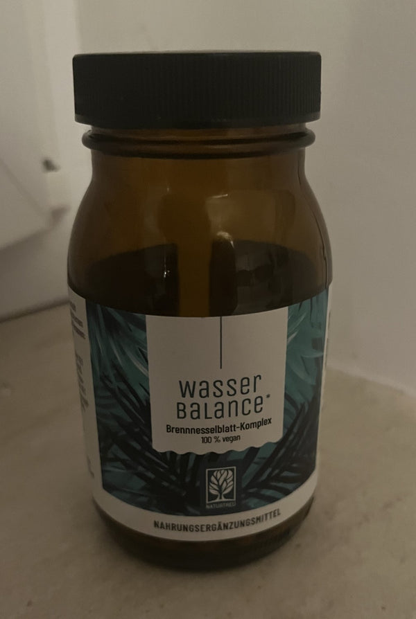 Zufriedene Kundin / zufriedener Kunde zeigt NATURTREU Brennnessel Kapseln.