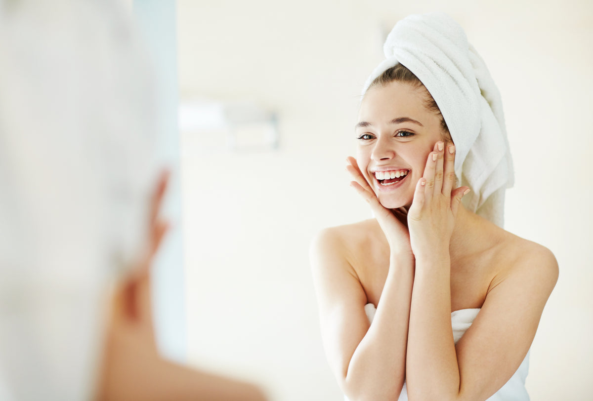 Man sieht eine Frau mit schöner Haut die ihre Skincare mach