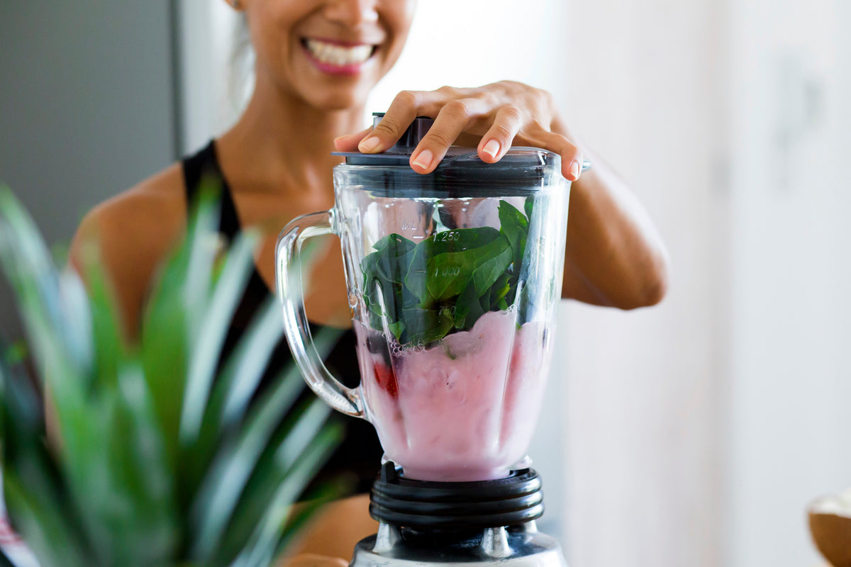Eine Frau macht einen basischen Smoothie