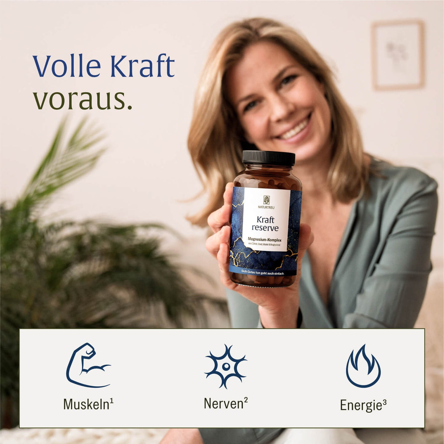 Grafik: Lächelnde Frau hält eine NATURTREU Kraftreserve – Hinweis auf die Wirkung Magnesium von Magnesium: Muskeln, Energie und Nerven 
