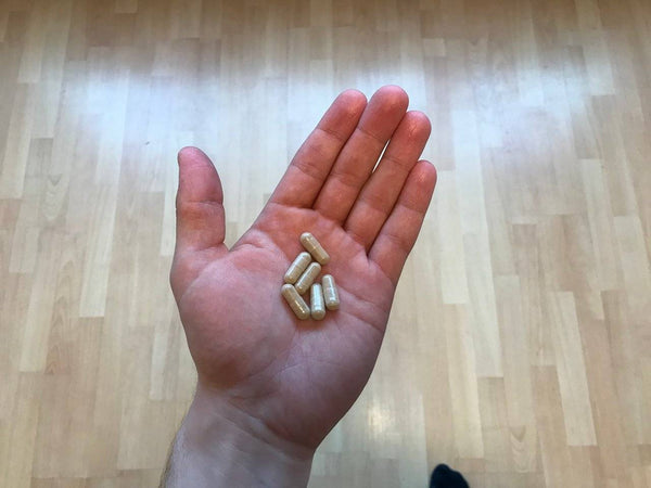 Zufriedene Kundin / zufriedener Kunde zeigt NATURTREU Brennnessel Kapseln.