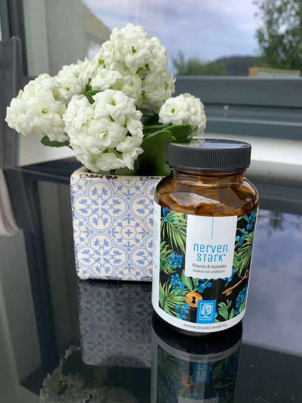 Zufriedene Kundin / zufriedener Kunde zeigt NATURTREU Nervenstark Vitamin B Komplex.