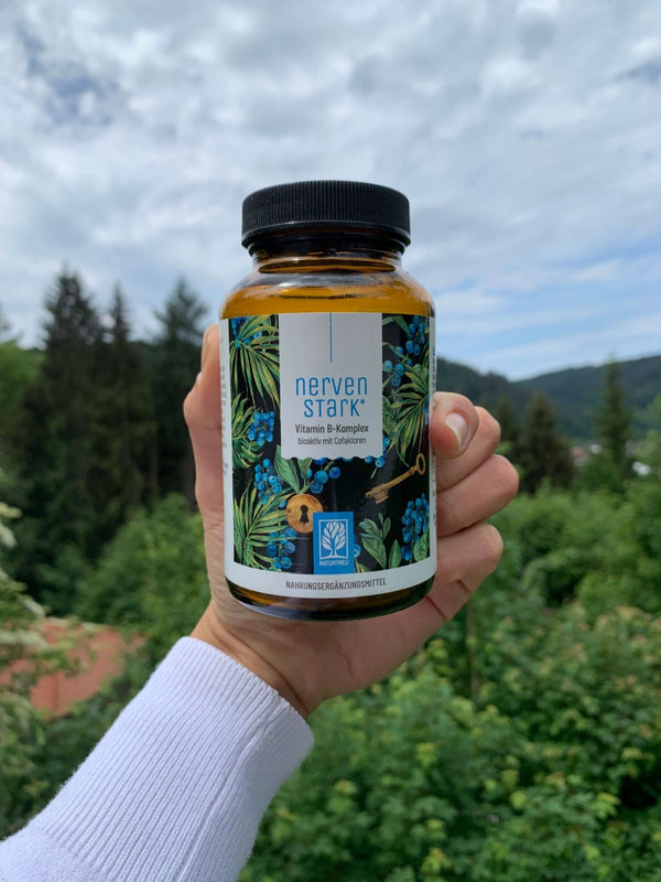 Zufriedene Kundin / zufriedener Kunde zeigt NATURTREU Nervenstark Vitamin B Komplex.