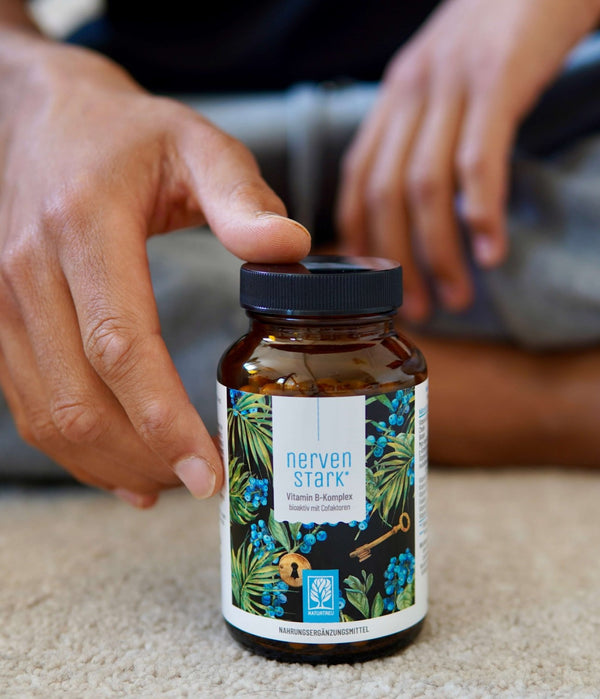 Zufriedene Kundin / zufriedener Kunde zeigt NATURTREU Nervenstark Vitamin B Komplex.